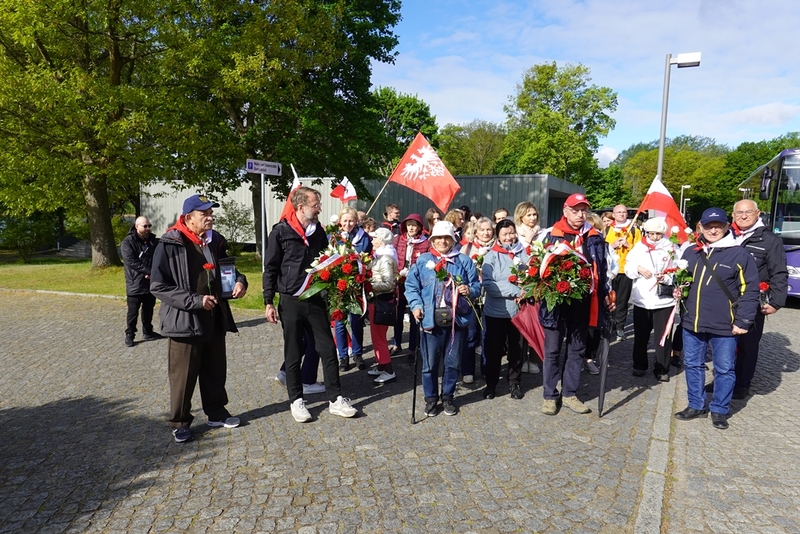 Uczestnicy Wyjazdu Pamięci na terenie Miejsce Pamięci i Przestrogi Ravensbrück. Fot. Tomasz Cieślak (IPN)