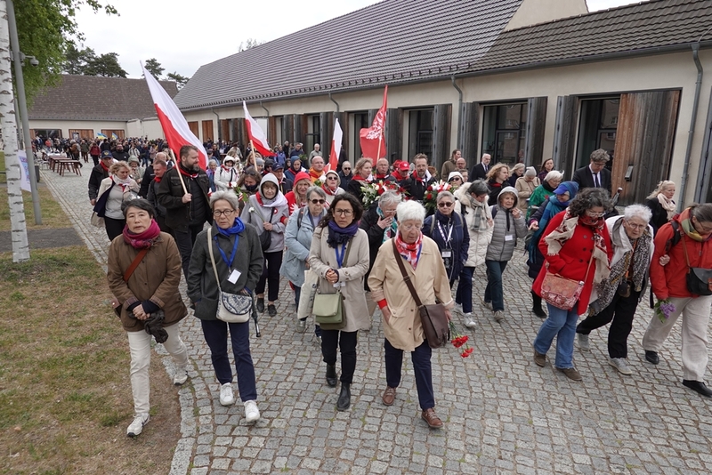 Uczestnicy Wyjazdu Pamięci na terenie Miejsce Pamięci i Przestrogi Ravensbrück. Fot. Tomasz Cieślak (IPN)