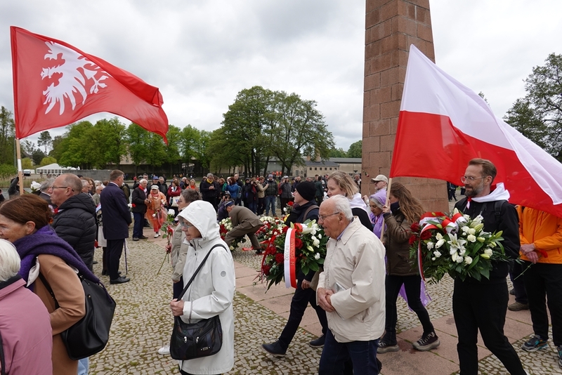 Uczestnicy Wyjazdu Pamięci w pochodzie pod pomnik „Niosąca” nad jeziorem Schwedt. Miejsce Pamięci i Przestrogi Ravensbrück. Fot. Tomasz Cieślak (IPN)