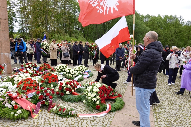 Złożenie kwiatów i wieńca przez polską delegacje pod pomnikiem „Niosąca” nad jeziorem Schwedt. Fot. Tomasz Cieślak (IPN)