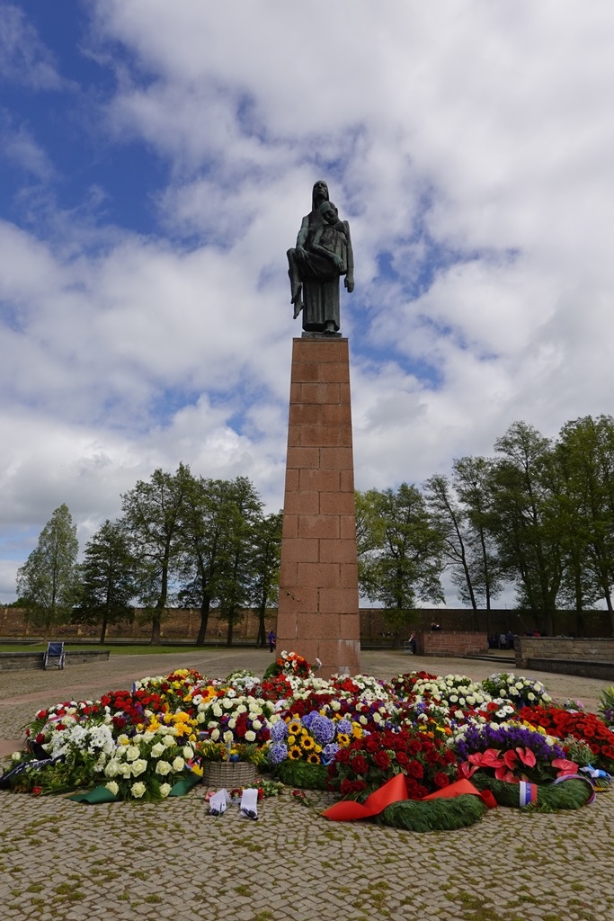 Pomnik „Niosąca” nad jeziorem Schwedt. Miejsce Pamięci i Przestrogi Ravensbrück. Fot. Tomasz Cieślak (IPN)