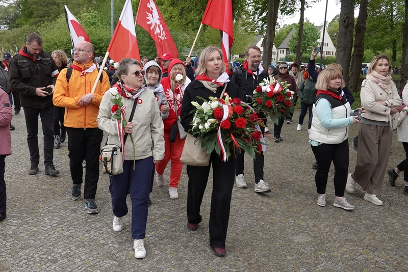 Uczestnicy Wyjazdu Pamięci na terenie Miejsce Pamięci i Przestrogi Ravensbrück. Fot. Tomasz Cieślak (IPN)