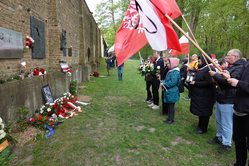 Złożenie kwiatów i wieńca przez polską delegacje pod „Murem Narodów”. Fot. Tomasz Cieślak (IPN)