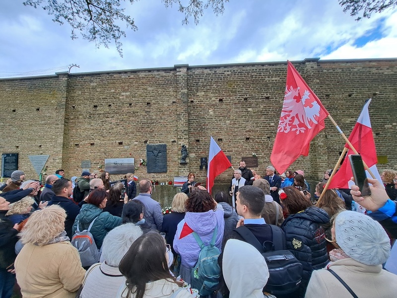 Uroczystość pod „Murem Narodów”. Miejsce Pamięci i Przestrogi Ravensbrück. Fot. Marta Szczesiak-Ślusarek (IPN)