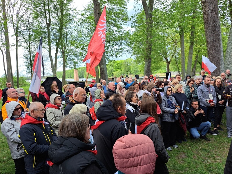 Uroczystość pod „Murem Narodów”. Miejsce Pamięci i Przestrogi Ravensbrück. Fot. Marta Szczesiak-Ślusarek (IPN)