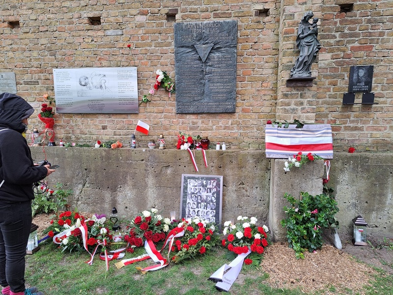 Polska tablica memoratywna na „Murze Narodów”. Miejsce Pamięci i Przestrogi Ravensbrück. Fot. Marta Szczesiak-Ślusarek (IPN)