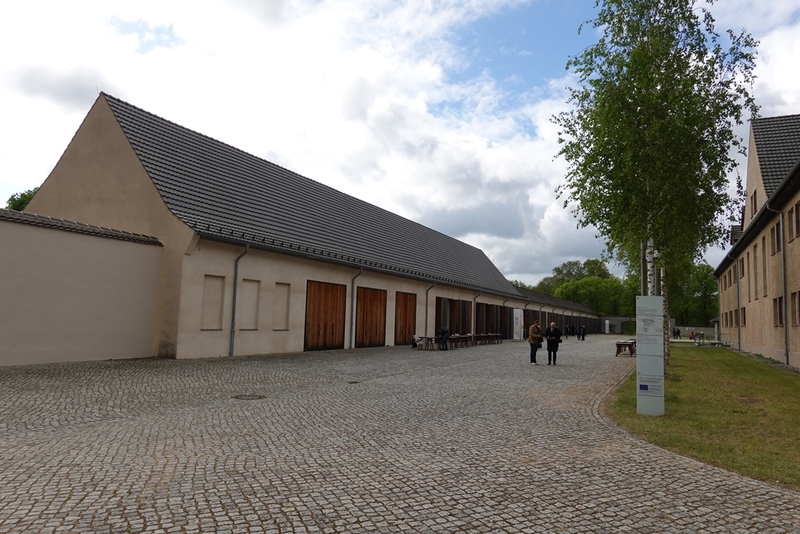 Widok na byłe garaże SS w FKL Ravensbrück. Fot. Tomasz Cieślak (IPN)