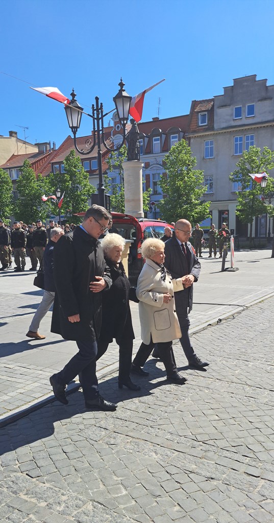 Uroczystość odsłonięcia tablicy upamiętniającej 13 zgilotynowanych średzian w czasie II wojny światowej