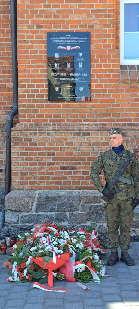 Uroczystość odsłonięcia tablicy upamiętniającej 13 zgilotynowanych średzian w czasie II wojny światowej