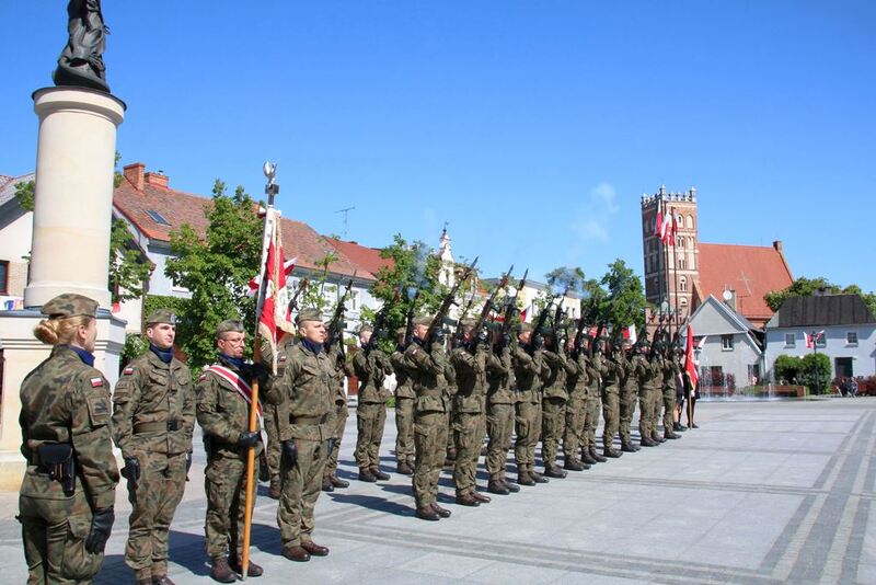 Uroczystość odsłonięcia tablicy upamiętniającej 13 zgilotynowanych średzian w czasie II wojny światowej