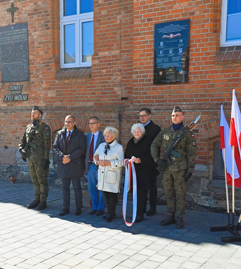 Uroczystość odsłonięcia tablicy upamiętniającej 13 zgilotynowanych średzian w czasie II wojny światowej