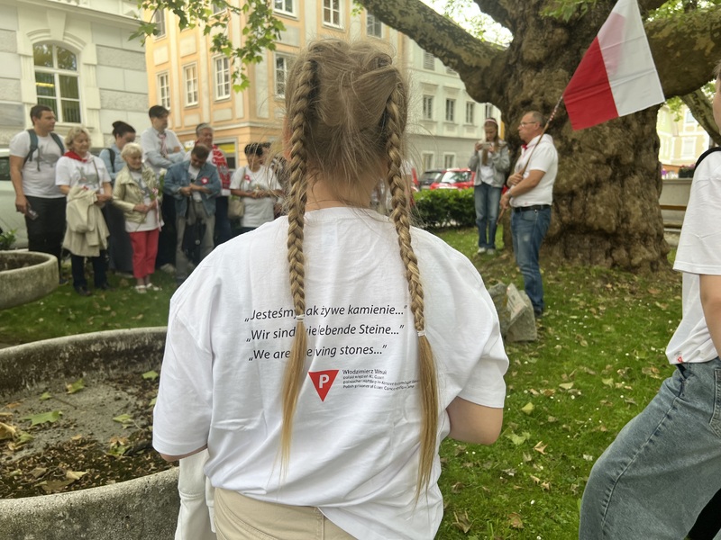 Polska delegacja przed pomnikiem sarenki na rynku w miasteczku Mauthausen. Fot. Marta Szczesiak-Ślusarek (IPN)