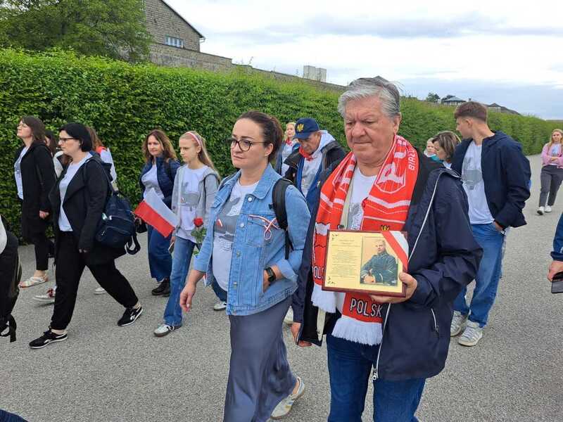 Polska delegacja w Miejscu Pamięci Mauthausen. Fot. Marta Szczesiak-Ślusarek (IPN)