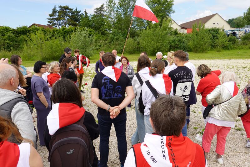 Spotkanie z Panią Marthą Gammer z Komitetu Pamięci Gusen na terenie byłego placu apelowego KL Gusen. Fot. Tomasz Cieślak (IPN)