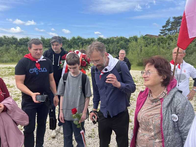 Spotkanie z Panią Marthą Gammer z Komitetu Pamięci Gusen na terenie byłego placu apelowego KL Gusen. Fot. Marta Szczesiak-Ślusarek (IPN)