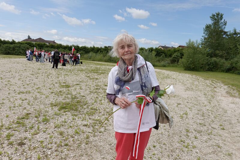 Pani Dobrochna Konrad, wiceprezes Stowarzyszenia Rodzina Katyńska w Poznaniu na byłym placu apelowym w Gusen. Fot. Tomasz Cieślak (IPN)