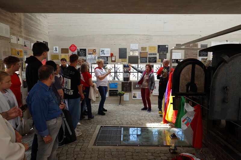 Pani Martha Gammer członkini Społecznego Komitetu Gusen oprowadza po krematorium w Gusen. Fot. Tomasz Cieślak (IPN)