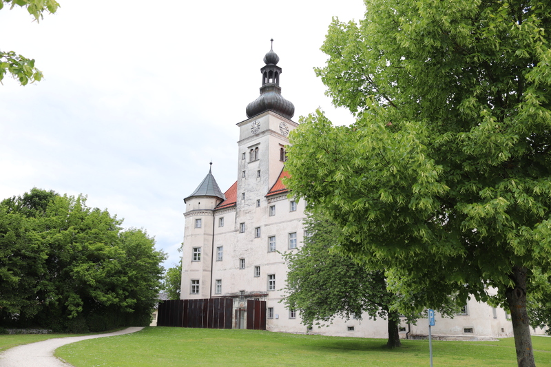 Widok na Zamek Śmierci Hartheim. Fot. Tomasz Cieślak (IPN)