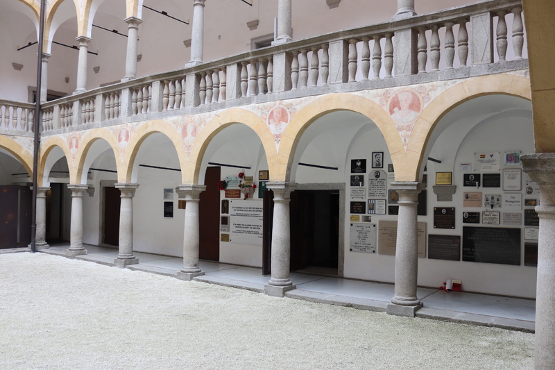 Widok na dziedziniec Zamku Śmierci Hartheim. Fot. Tomasz Cieślak (IPN)