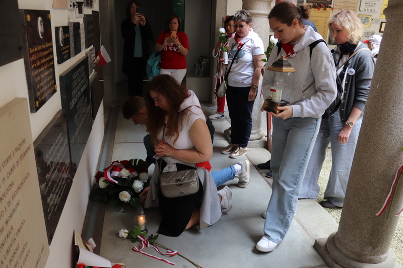 Polska delegacja na Zamku Śmierci Hartheim. Fot. Tomasz Cieślak (IPN)