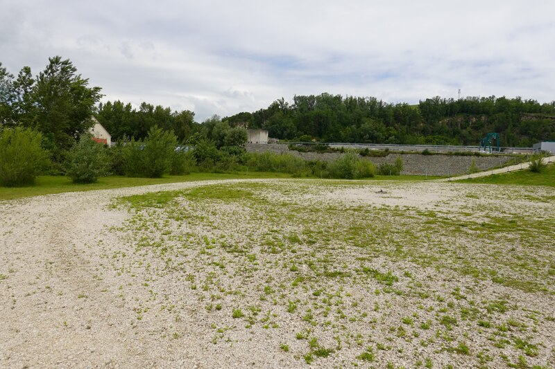 Teren byłego placu apelowego w KL Gusen. Widok na pozostałości muru oporowego KL Gusen. Stan obecny. Fot. Tomasz Cieślak (IPN)