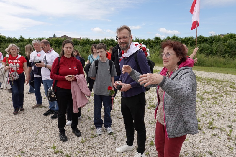 Spotkanie z Marthą Gammer na terenie b. placu apelowego w KL Gusen. Fot. Tomasz Cieślak (IPN)