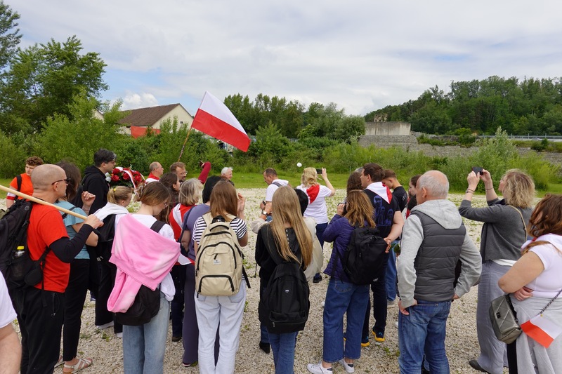 Spotkanie z Marthą Gammer na terenie b. placu apelowego w KL Gusen.  Fot. Tomasz Cieślak (IPN)