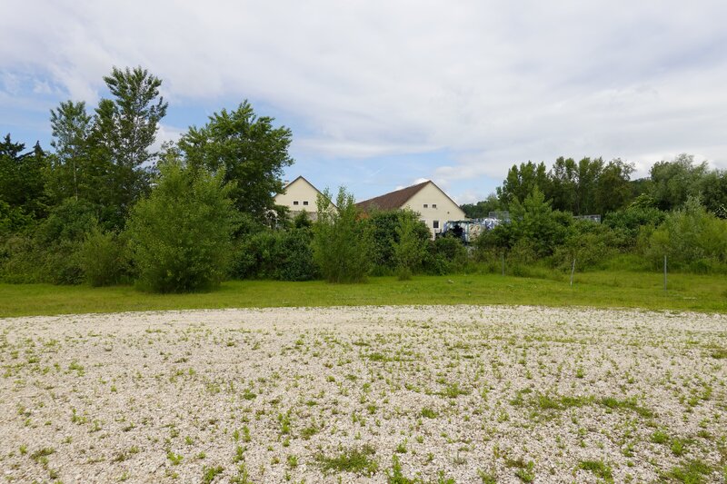 Teren byłego placu apelowego w KL Gusen. Widok na dwa byłe baraki KL Gusen. Stan obecny. Fot. Tomasz Cieślak (IPN)