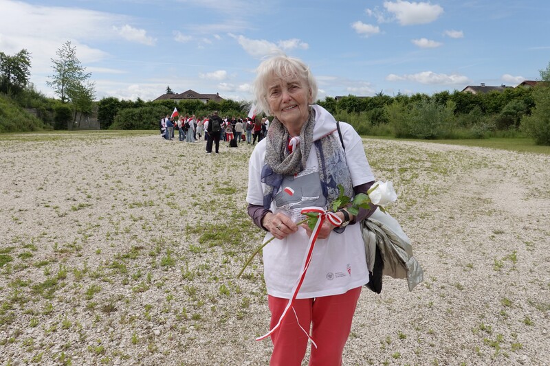 Dobrochna Konrad na byłym placu apelowym w KL Gusen. Fot. Tomasz Cieślak (IPN)