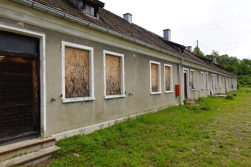 Widok na byłe budynki administracyjne SS w Gusen. Fot. Tomasz Cieślak (IPN)