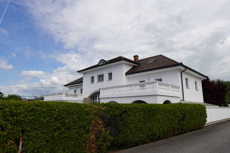 Widok na b. budynek komendantury w KL Gusen (Jourhaus). Obecnie willa prywatna.  Fot. Tomasz Cieślak (IPN)