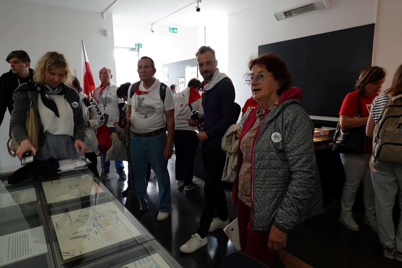 Zwiedzanie wystawy stałej w Memoriale Gusen. Fot. Tomasz Cieślak (IPN)