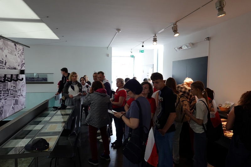 Zwiedzanie wystawy stałej w Memoriale Gusen. Fot. Tomasz Cieślak (IPN)