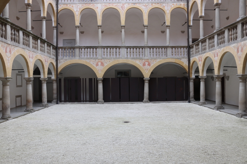 Widok na dziedziniec Miejsca Pamięci i Edukacji Zamku Hartheim. Fot. Tomasz Cieślak (IPN)