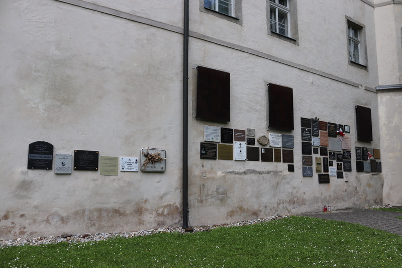 Tablice epitafijne na ścianie Zamku Hartheim. Fot. Tomasz Cieślak (IPN)