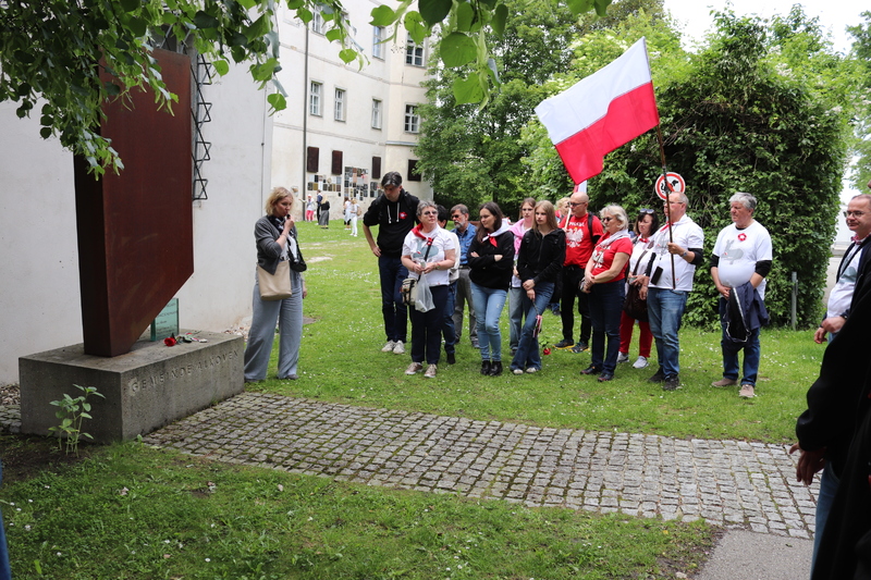 Oprowadzanie przez Naczelnik Martę Szczesiak-Ślusarek po wystawie stałej w Miejscu Pamięci i Edukacji Zamku Hartheim. Fot. Tomasz Cieślak (IPN)