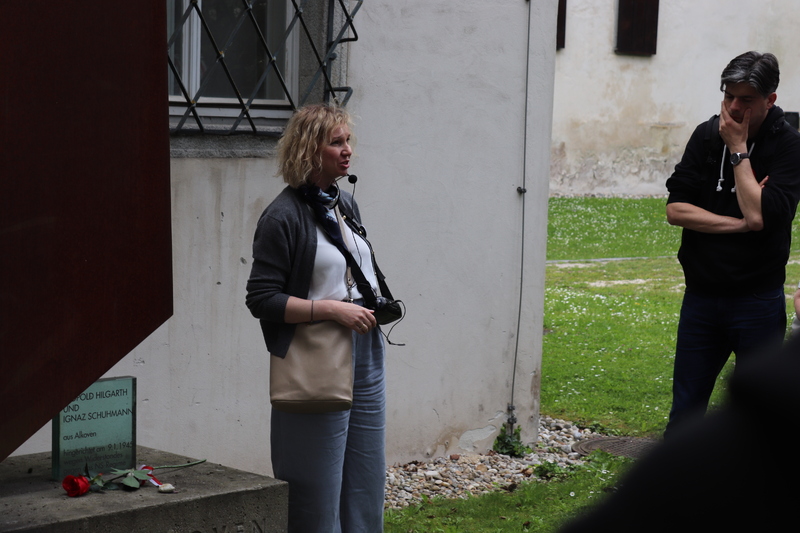 Oprowadzanie przez Naczelnik Martę Szczesiak-Ślusarek po wystawie stałej w Miejscu Pamięci i Edukacji Zamku Hartheim. Fot. Tomasz Cieślak (IPN)