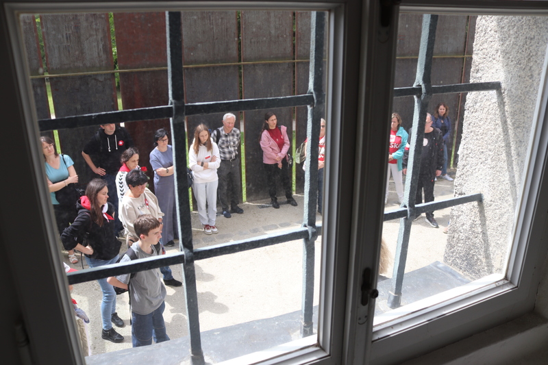 Oprowadzanie przez Naczelnik Martę Szczesiak-Ślusarek po wystawie stałej w Miejscu Pamięci i Edukacji Zamku Hartheim. Fot. Tomasz Cieślak (IPN)