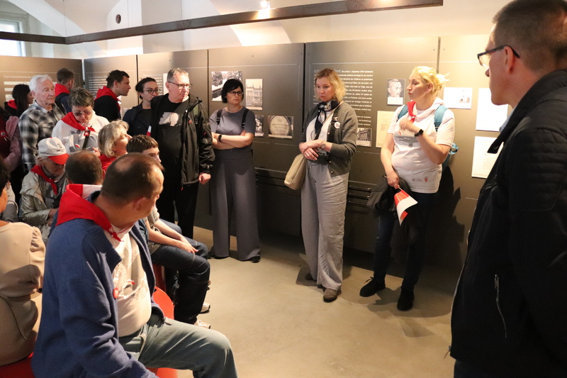 Oprowadzanie przez Naczelnik Martę Szczesiak-Ślusarek i prok. Marka Rabiegę po wystawie stałej w Miejscu Pamięci i Edukacji Zamku Hartheim. Fot. Tomasz Cieślak (IPN)