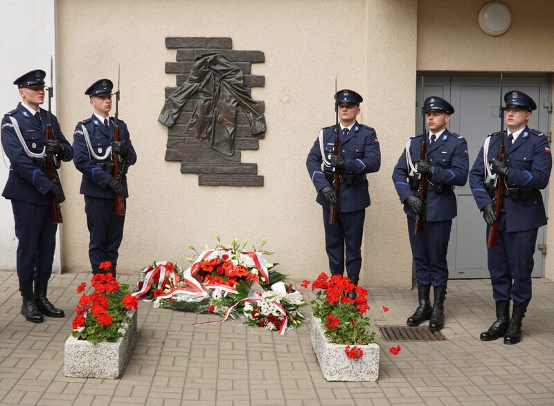 Złożenie kwiatów pod tablicą pamiątkową umieszczoną na budynku Komendy Wojewódzkiej Policji w Poznaniu. Fot. Wielkopolskie Muzeum Niepodległości