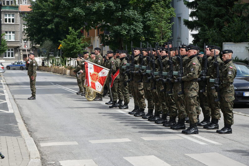 Złożenie kwiatów pod tablicą pamiątkową umieszczoną na budynku Komendy Wojewódzkiej Policji w Poznaniu. Fot. Wielkopolskie Muzeum Niepodległości