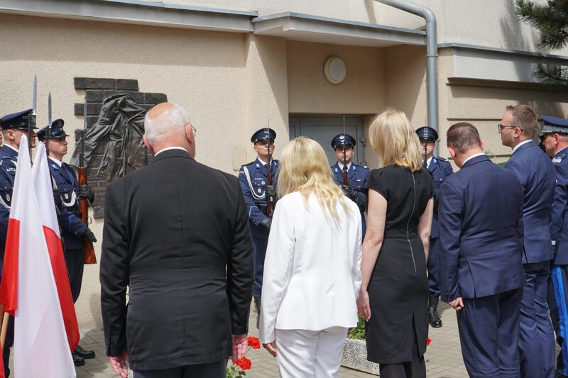 Złożenie kwiatów pod tablicą pamiątkową umieszczoną na budynku Komendy Wojewódzkiej Policji w Poznaniu. Fot. Wielkopolskie Muzeum Niepodległości