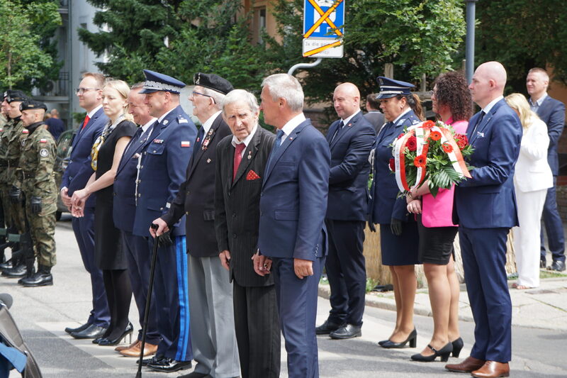 Złożenie kwiatów pod tablicą pamiątkową umieszczoną na budynku Komendy Wojewódzkiej Policji w Poznaniu. Fot. Wielkopolskie Muzeum Niepodległości