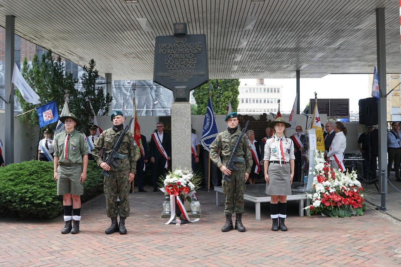 Uroczystość przy bramie głównej H. Cegielski-Poznań S.A. Fot. Wielkopolskie Muzeum Niepodległości