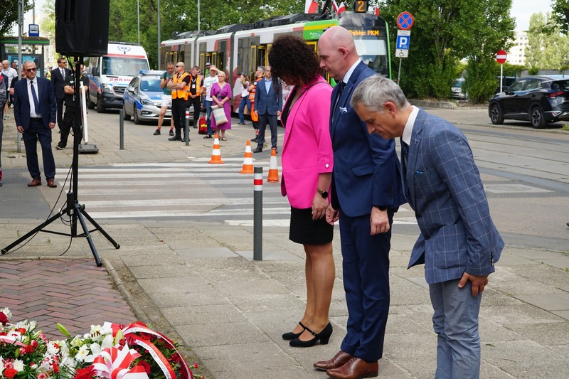 Uroczystość przy bramie głównej H. Cegielski-Poznań S.A. Fot. Wielkopolskie Muzeum Niepodległości