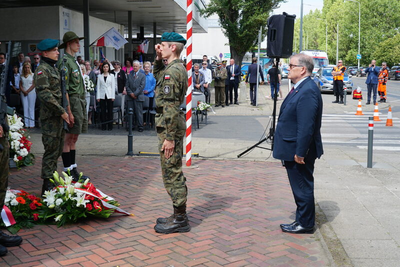 Uroczystość przy bramie głównej H. Cegielski-Poznań S.A. Fot. Wielkopolskie Muzeum Niepodległości