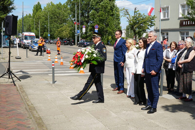 Uroczystość przy bramie głównej H. Cegielski-Poznań S.A. Fot. Wielkopolskie Muzeum Niepodległości
