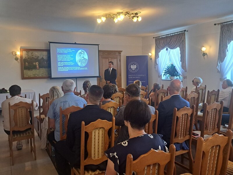 Uroczystość odsłonięcia tablicy upamiętniającej gen. Mieczysława Bukowieckiego