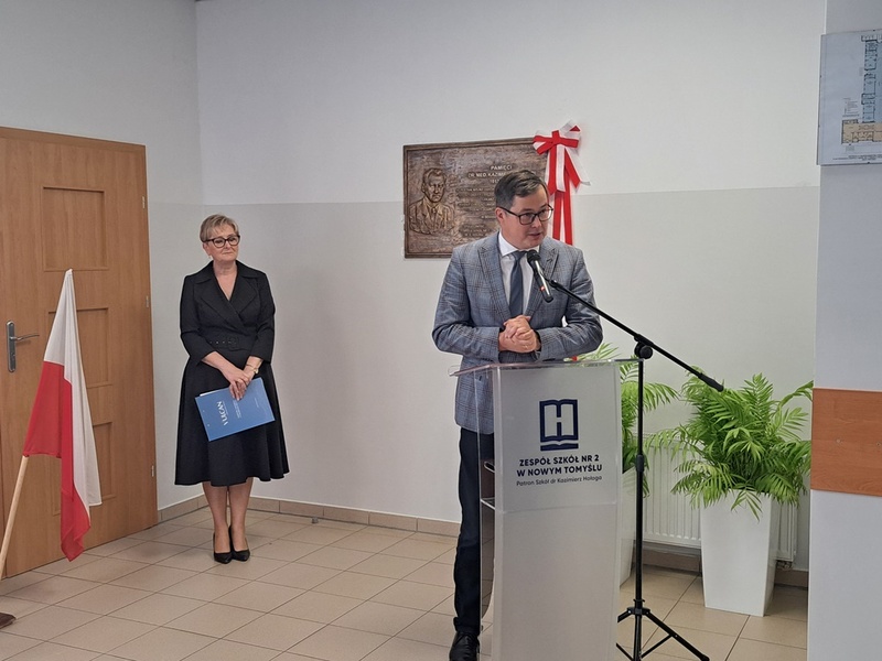 Uroczystość odsłonięcia tablicy upamiętniającej bł. Kazimierza Hołogę