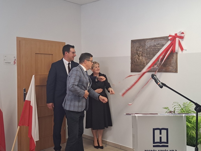 Uroczystość odsłonięcia tablicy upamiętniającej bł. Kazimierza Hołogę